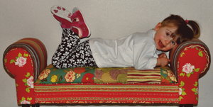 Bauchlage auf Sofa.JPG