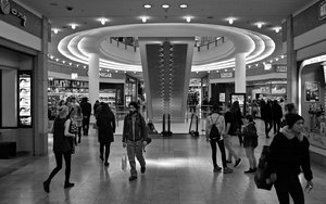 2016_04_21_VHS_Streetphoto_DP1s___Schoenhauser_Arcaden_Eingang_0236_VarA_1440x900pix.jpg