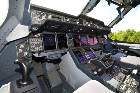 Airbus_A400M_cockpit.jpg