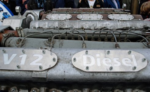 V-12-Diesel_1400.jpg
