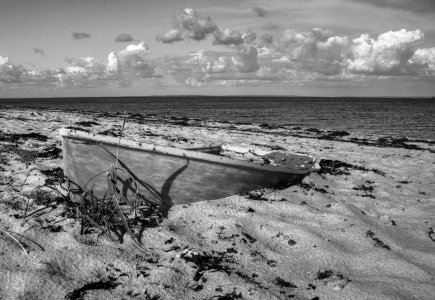 Altes Boot am Strand_tm (Anpassung verblasste Farben 50%) bw.jpg