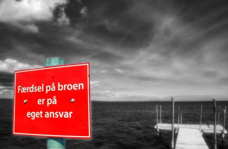 Auf eigene Gefahr_tm (Anpassung verblasste Farben 50%) Infrarot rotes Schild.jpg