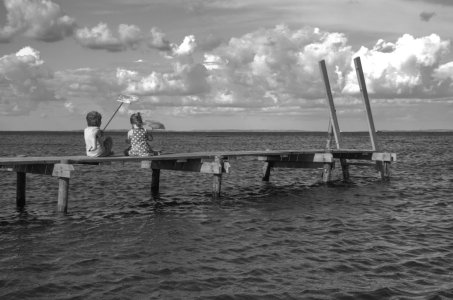 Kids auf dem Steg_bw.jpg