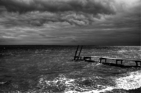 Steg bei schlechtem Wetter_tm (Anpassung verblasste Farben 75%)_bw.jpg