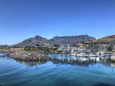 Marina und Table Mountain_Kräftig.jpg