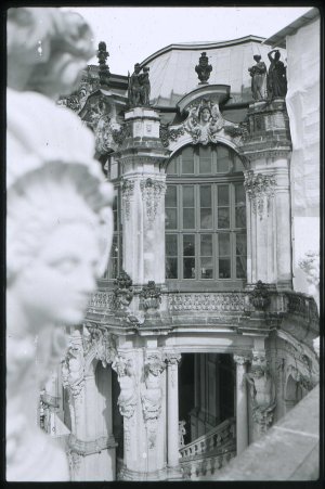 Zwinger mit Skulptur vorn.JPG