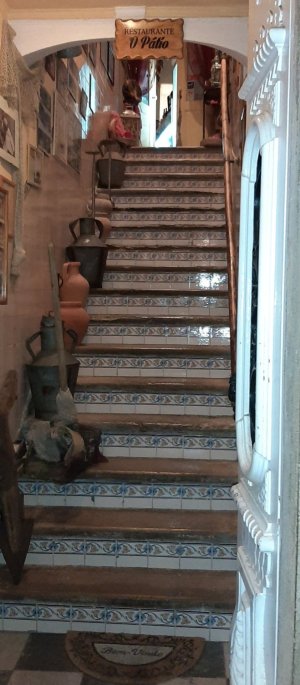 Treppe mit Fliesen.jpg