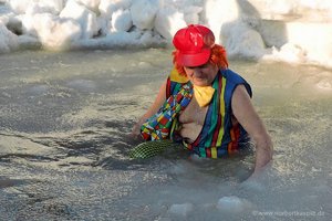 Eisbader am Ostseestrand.jpg
