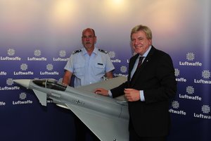 Bouffier bei FluSi.JPG