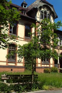 comp4ParkbankBaumGebäude1Turm.jpg comp4ParkbankBaumGebäude1Turm.jpg