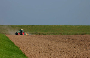 Trecker auf Feld0001.jpg