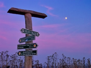 2011_11_06_X530_Wegweiser_bei_Zaun_mit_Mond_PIMG0027_1200pix.jpg