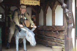 Der Esel auf dem Esel.jpg