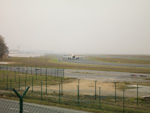Flughafen bei Nebel Runwayansicht BAW Kopie.jpg Flughafen bei Nebel Runwayansicht BAW Kopie.jpg