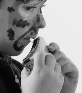 Jonathan Mundharmonika Anschnitt.jpg