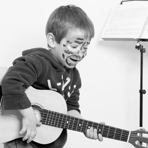 Jonathan Gitarre sw 2.jpg