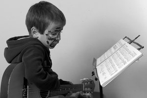 Jonathan Gitarre sw 5 weniger Licht und mehr Kontrast.jpg