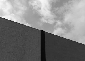 Mauer mono geshopped.jpg