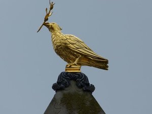 Taube auf Opelisken ( Denkmal ).jpg