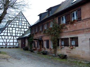 Arbeiterhaus - links restauriete Scheune..jpg