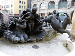 Figur von Ehekarusell. 3.jpg Figur von Ehekarusell. 3.jpg