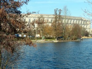Kongresshalle mit Dutzenddeich..jpg