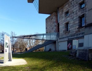 Eingang vom Dokuzentrum..jpg