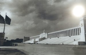 Bild Steintribüne vor der Sprengung.jpg Bild Steintribüne vor der Sprengung.jpg