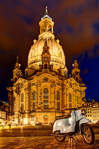 Schwalbe Frauenkirche.jpg