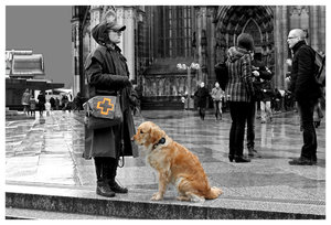 1303 Frau mit Hund am Dom - für Forum.jpg