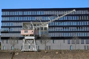 Alter Kran und modernes Haus I.JPG