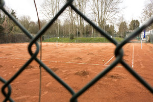Tennisplatz_Zaun.jpg