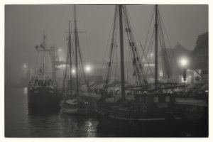 Neustadt_Nacht_und_Nebel_1400_500_BW-3.jpg