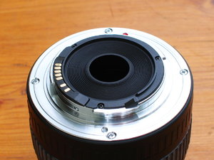 Sigma_18mm_50mm_DC_Kameraseite.JPG