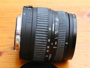 Sigma_18mm_50mm_DC_Seite.JPG