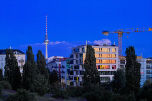 2014_06_13_SD9_Bln_Mauerpark_Daemmerung_Glasfassade_Fernsehturm_37_42_44_VarA_1200x800pix.jpg