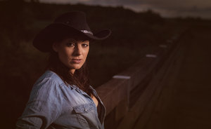 Kerstin Brücke Stehen.jpg