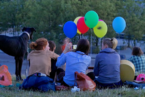 2014_07_03_SD9_Mauerpark_Ballons_Maedels_Hund_0045_VarA_1350x900pix.jpg
