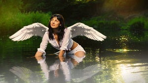 Kerstin Knieend Elfe mit Flügel OK.jpg