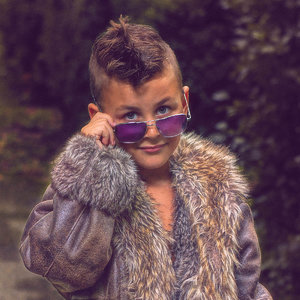 Elias Brille Mantel Ok.jpg