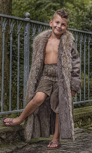 Elias Mantel Offen1.jpg