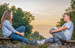 Vanessa und Bruder auf Schienen OK.jpg