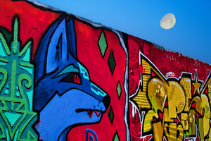 2014_10_04_SD9_Bln_Mauerpark_Graffitti_Wolf_mit_Mond_0072_0075_VarA_1350x900pix.jpg