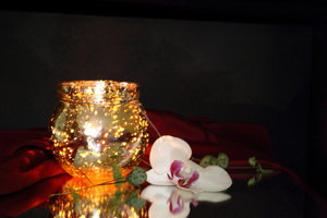 Orchedee Kerze gelbes Licht mit Blitz.JPG Orchedee Kerze gelbes Licht mit Blitz.JPG