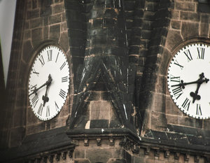 uhrquadra.jpg uhrquadra.jpg