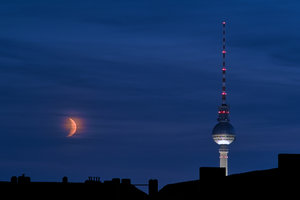 2011_09_02_SD14_135mm_Bln_Fernsehturm_Mond_0004_Remake_2015_VarA_DT02_1350x900pix.jpg