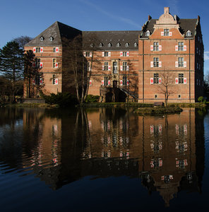 Bedburger Schloß von der Sonne verwöhnt.jpg