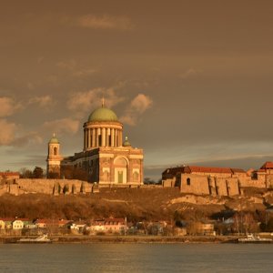 Das ist die Basilika in Esztergom. Es wurde in 19' Jahrhundert gebaut.
Mehr Info: 
http://www.bazilika-esztergom.hu/oldal.php?nyelv=nemet