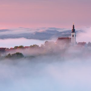 Kleines Dorf im Nebel