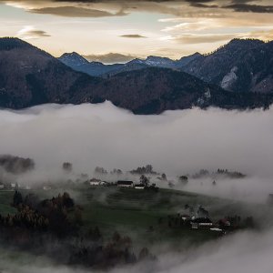 Oben blau unten grau